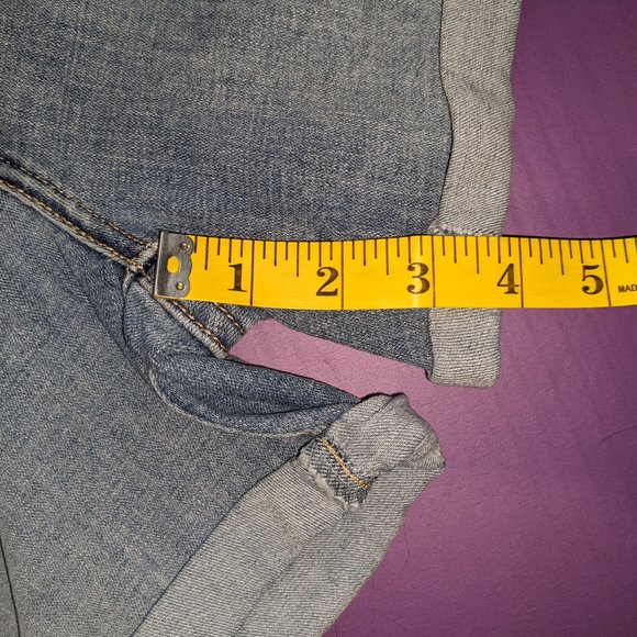 Levi's light wash mid length shorts - Picture 3 of 5